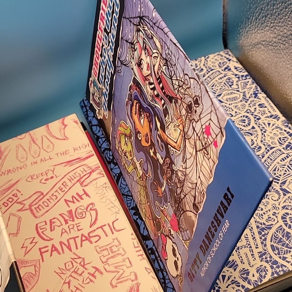2 Monster High Hardcover Books - Like New - Picture 10 of 15